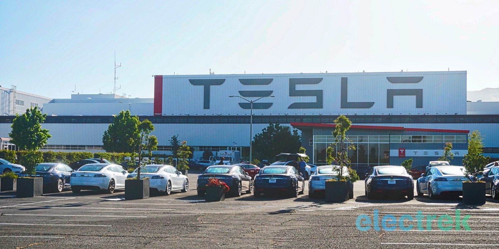 California ra mắt chương trình giảm giá xe điện 3.500 USD — Rivian và Lucid hưởng lợi lớn, Tesla bị giới hạn