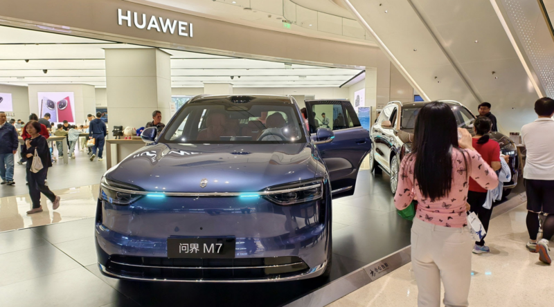 Huawei mở rộng quy mô giao xe điện và hợp tác lái tự động trên khắp Trung Quốc