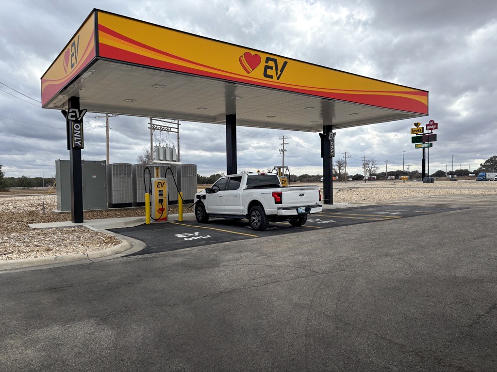 Love's và Global Partners lắp đặt 24 trạm sạc nhanh mới tại Texas và Maine — hạ tầng xe điện Mỹ tiếp tục mở rộng mạnh mẽ