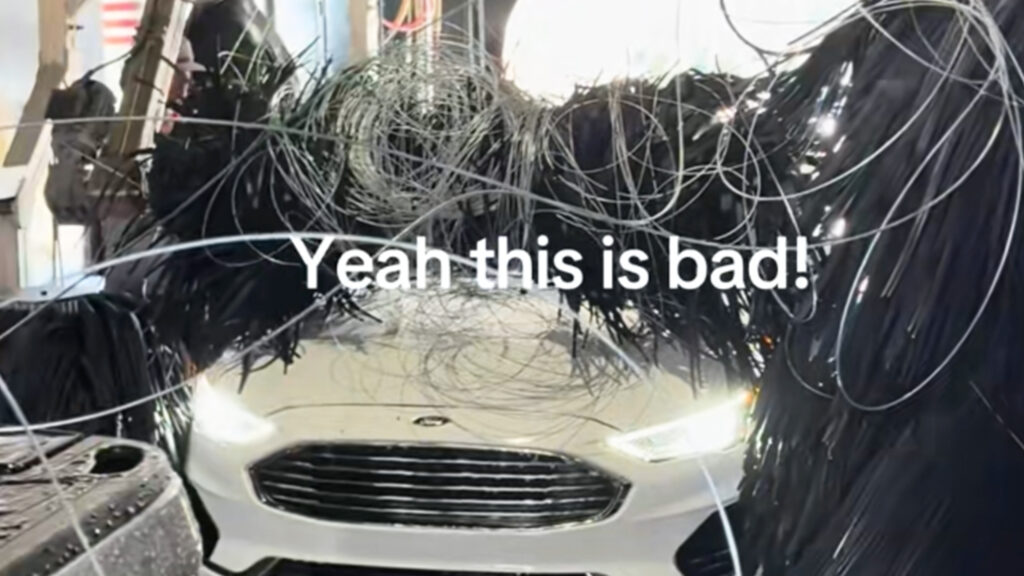 Xe bán tải chở cuộn dây thép vào tiệm rửa xe tự động — hậu quả như "vùng chiến sự"