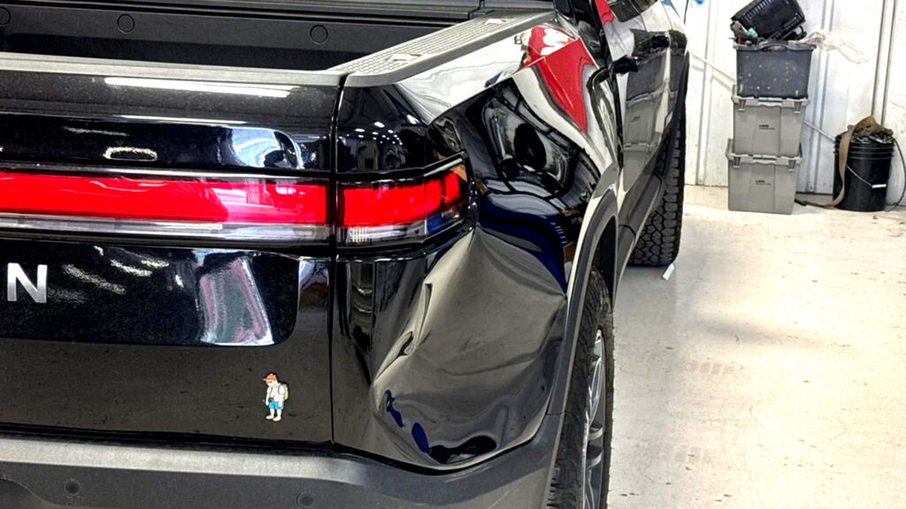 Rivian R1T bị móp nhỏ bằng cái đĩa — nhưng hóa đơn sửa chữa lên tới 350 triệu VND vì thiết kế thành thùng liền khối