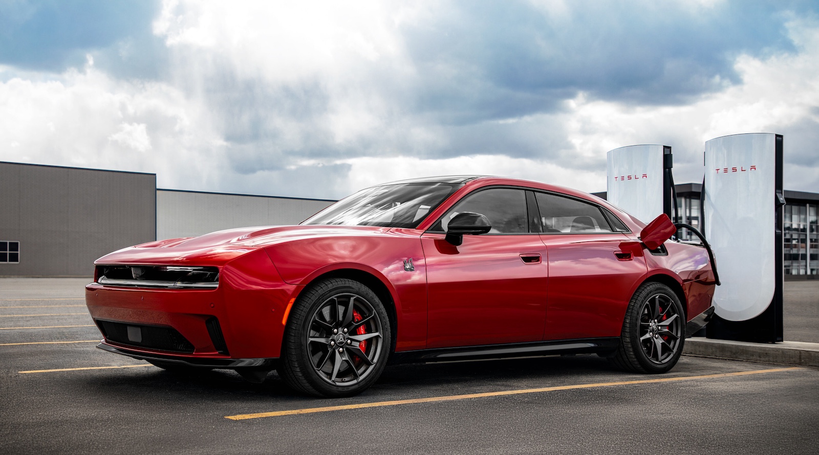 Xe điện Stellantis chính thức được sạc tại trạm Tesla Supercharger — Dodge, Jeep, Maserati đều có mặt