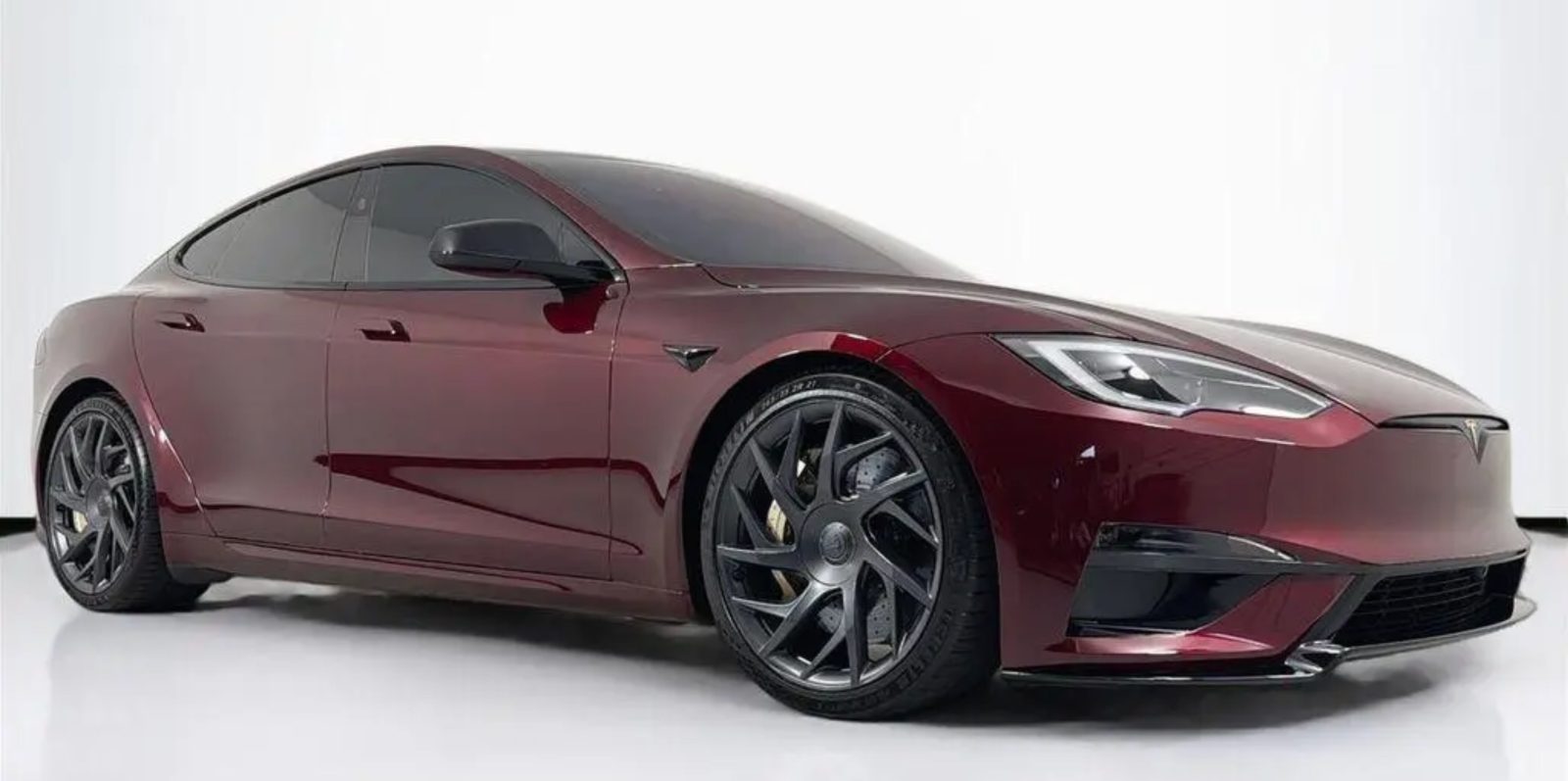 Tesla Model S Signature bị "thổi giá" lên gần 6,5 tỷ VND — đắt hơn 2,5 tỷ so với giá gốc, liệu có ai mua?