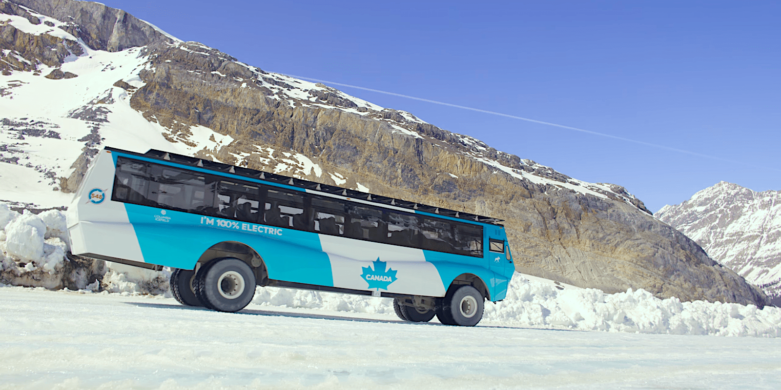 Du khách trải nghiệm sông băng Athabasca trên xe Ice Explorer chạy điện đầu tiên trong lịch sử