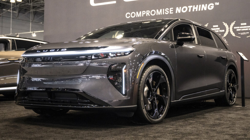 Lucid triệu hồi 4.476 xe Gravity vì lỗi dây an toàn — lần thứ hai trong 4 tháng, nguyên nhân do nhà cung cấp ghế tự ý thay đổi quy trình sản xuất