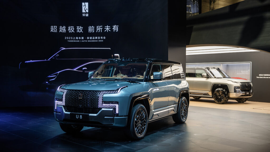 Người đàn ông chi gần 4 tỷ VND mua BYD Yangwang U8 — rồi chứng kiến xe cố lao vào làn ngược chiều