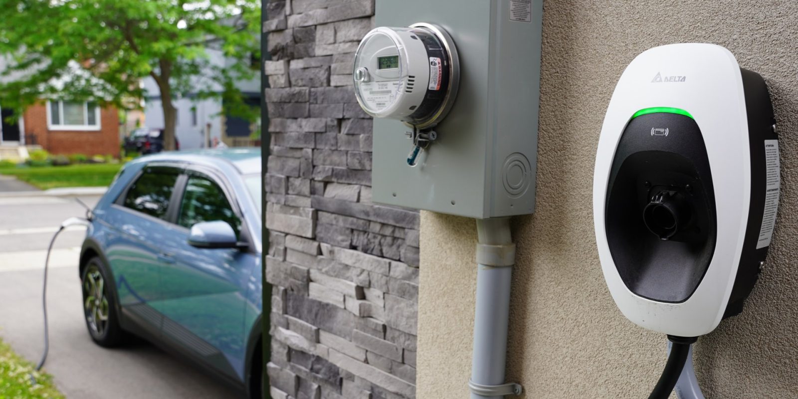 Sạc xe điện tại nhà và được trả tới 350 CAD mỗi năm — chương trình tín chỉ carbon hấp dẫn nhất Canada