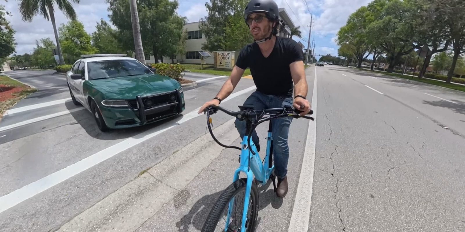 Thống đốc Florida phủ quyết dự luật an toàn xe đạp điện được thông qua 100% phiếu — lý do khiến nhiều người ngỡ ngàng