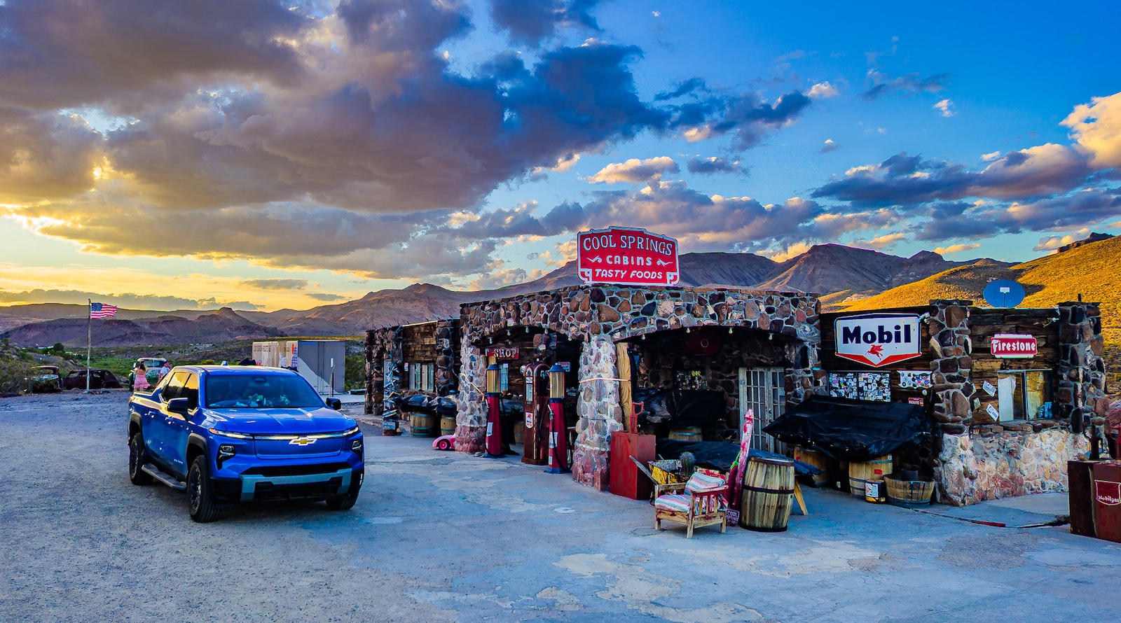 Kéo rơ-moóc bằng xe bán tải điện trên Route 66 — trải nghiệm thực tế qua đèo Arizona Sidewinder và thị trấn lừa hoang Oatman