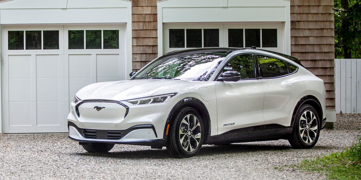 Ford giảm giá xe điện lên đến 225 triệu VND và tặng miễn phí bộ sạc tại nhà cho khách mua xe
