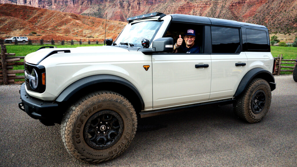 Ford hứa hybrid hóa Bronco và Mustang từ 2018 — tám năm sau, CEO Jim Farley lại hứa thêm lần nữa