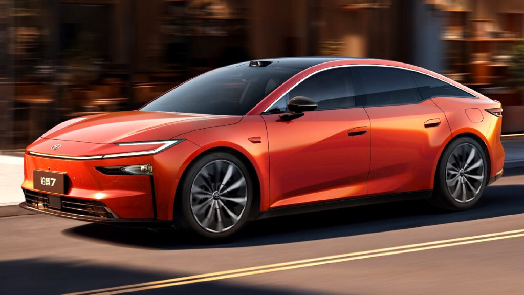 Toyota bZ7 ra mắt tại Trung Quốc — to hơn Model S, rẻ hơn Model 3, nhận 3.100 đơn chỉ trong một giờ