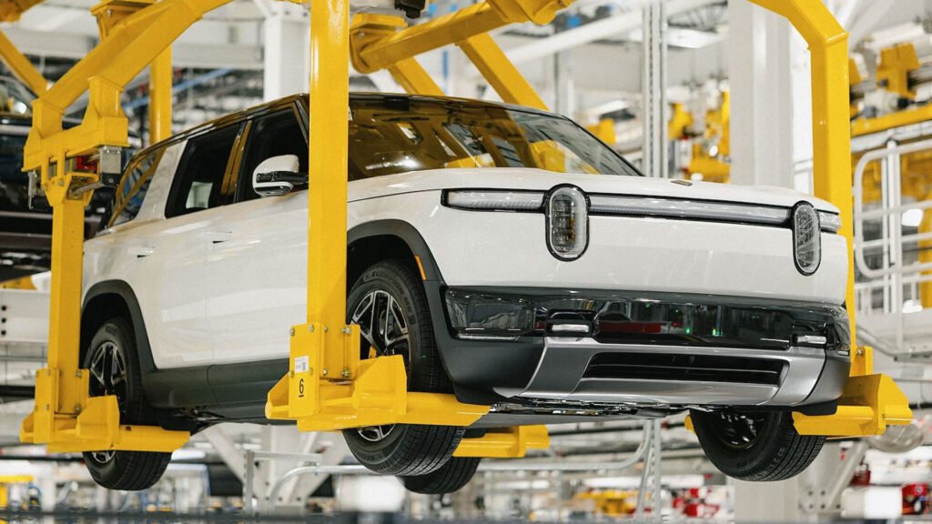 Rivian R2 chính thức bước vào sản xuất — bất chấp lốc xoáy vừa tàn phá nhà máy chỉ vài ngày trước