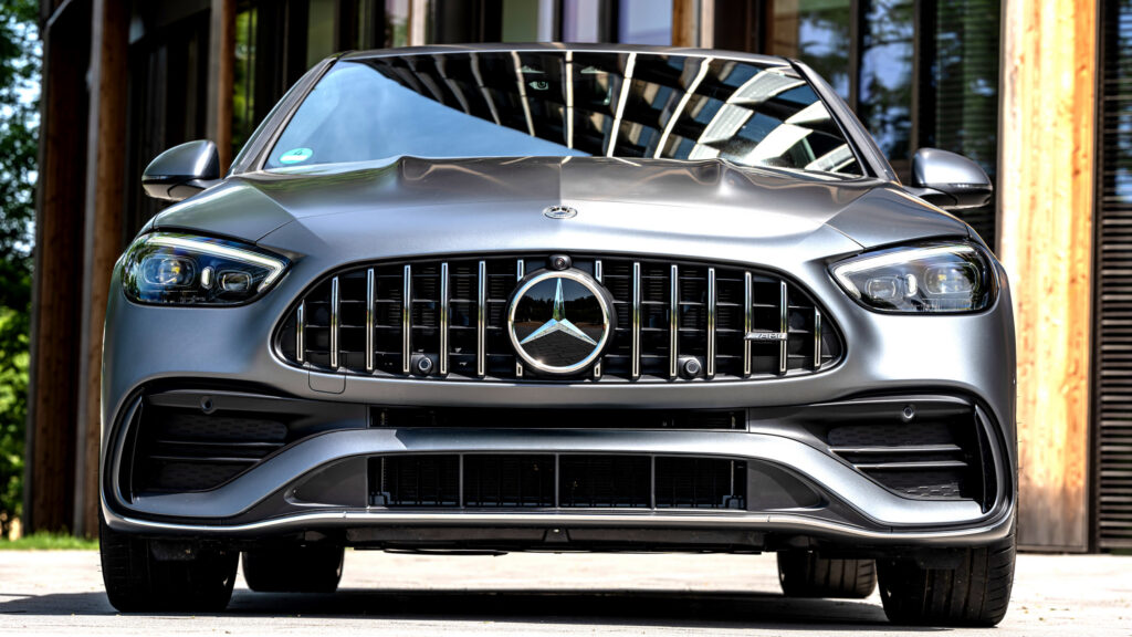 Khách hàng dùng GPS phát hiện nhân viên đại lý Mercedes lái xe đi bar thay vì sửa chữa