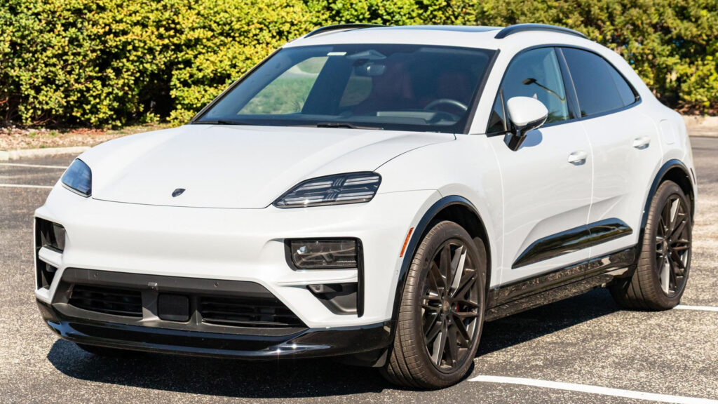Chủ Porsche Macan Electric mới chạy 2.400 km đã mất gần 835 triệu VND khi rao bán đấu giá — và vẫn không ai mua