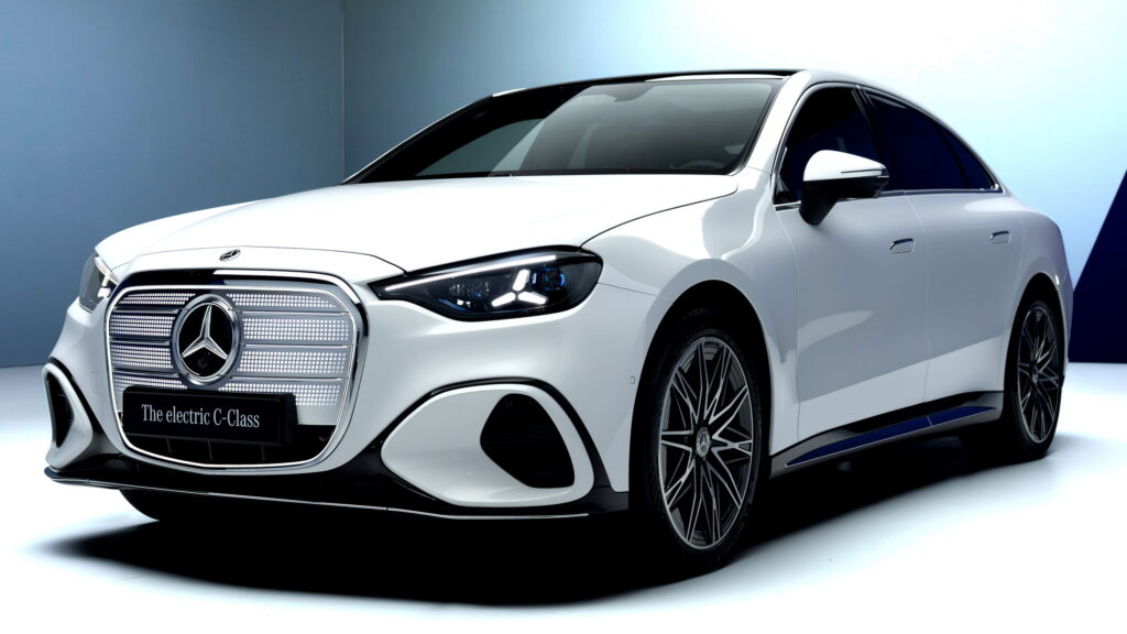 Mercedes-Benz C-Class chạy điện chính thức lộ diện — phạm vi 762 km, màn hình Hyperscreen khổng lồ và hệ thống lái bánh sau