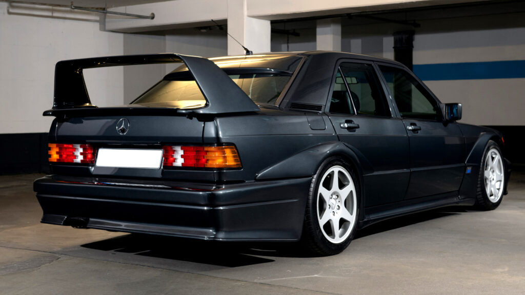 Mercedes 190E Evolution II bốn xi-lanh có giá hơn 9,8 tỷ VND — khiến AMG C63 hybrid càng thêm "muối mặt"