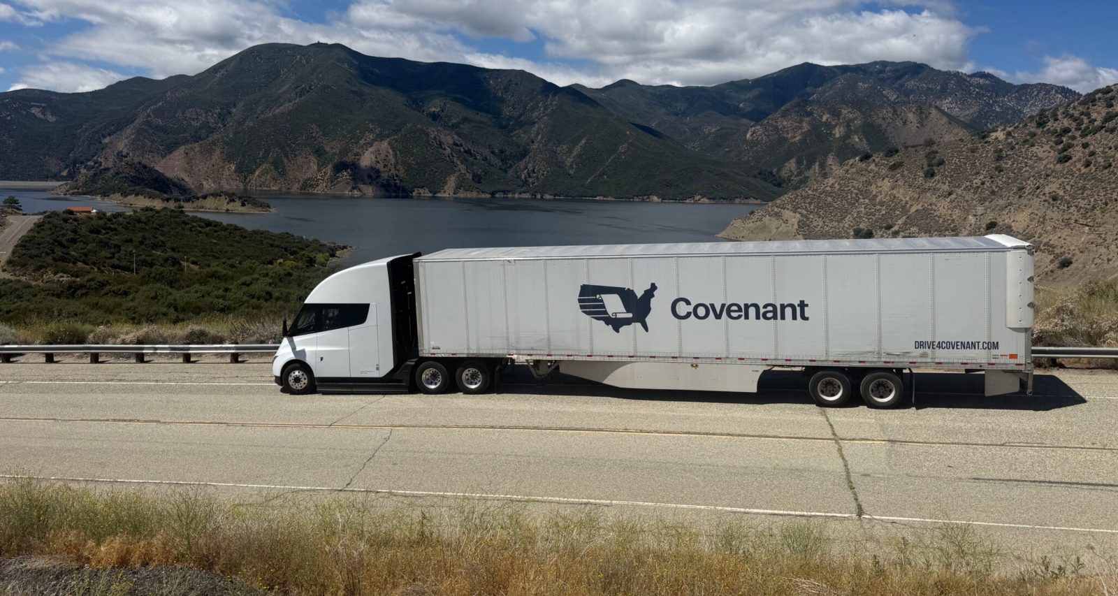 Tesla Semi chinh phục đèo Grapevine với rơ-moóc đầy tải — tài xế hãng vận tải lớn thừa nhận 'kinh ngạc'