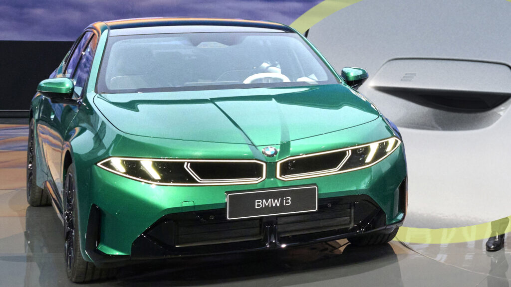 BMW ra mắt i3 và iX3 trục cơ sở dài chỉ dành riêng cho Trung Quốc — tay nắm cửa truyền thống giải quyết vấn đề mà chủ xe Tesla vẫn gặp phải