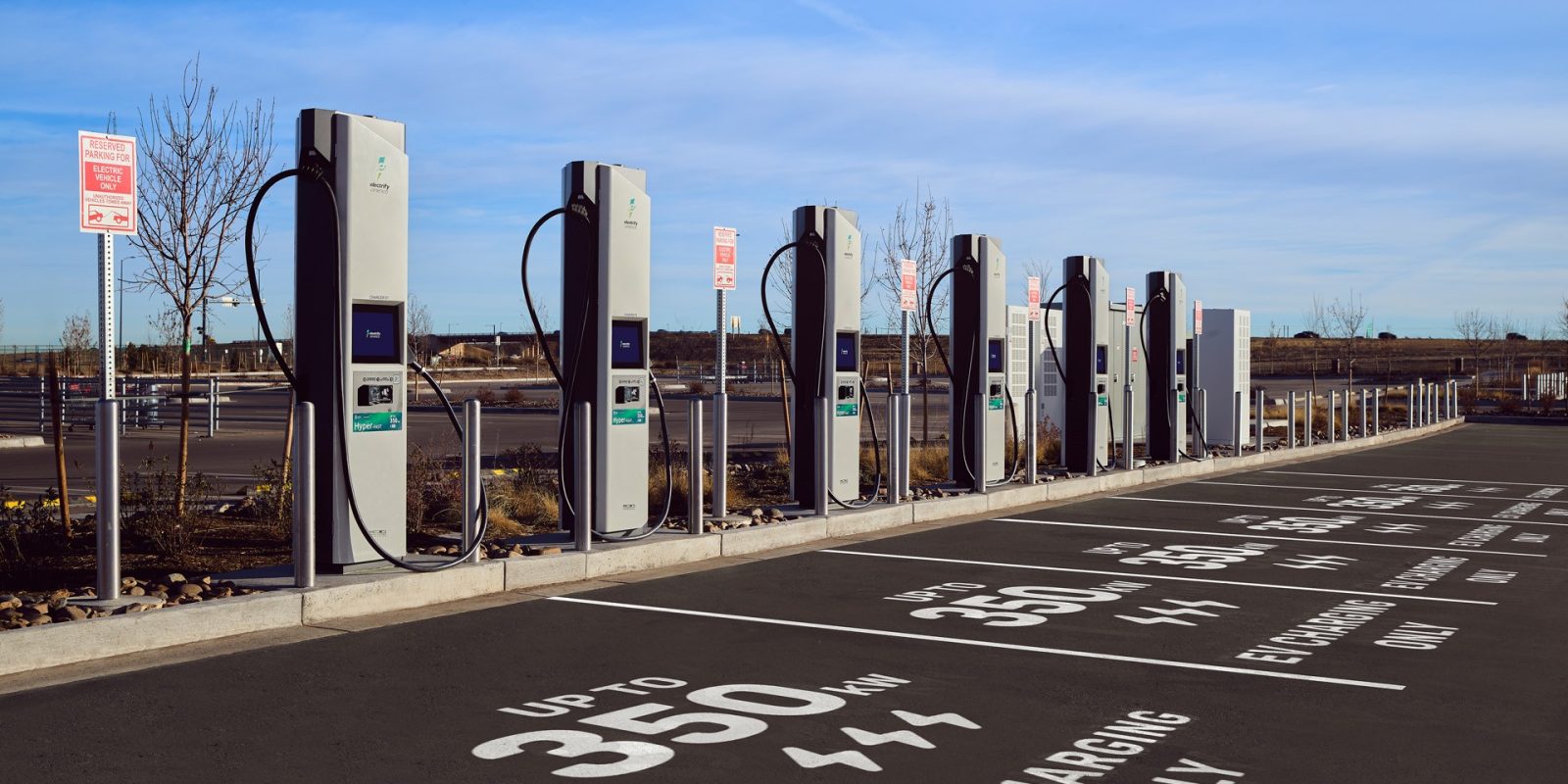 Electrify America thay đổi cách thanh toán tại trạm sạc EV — bỏ ví điện tử, tính tiền trực tiếp qua thẻ