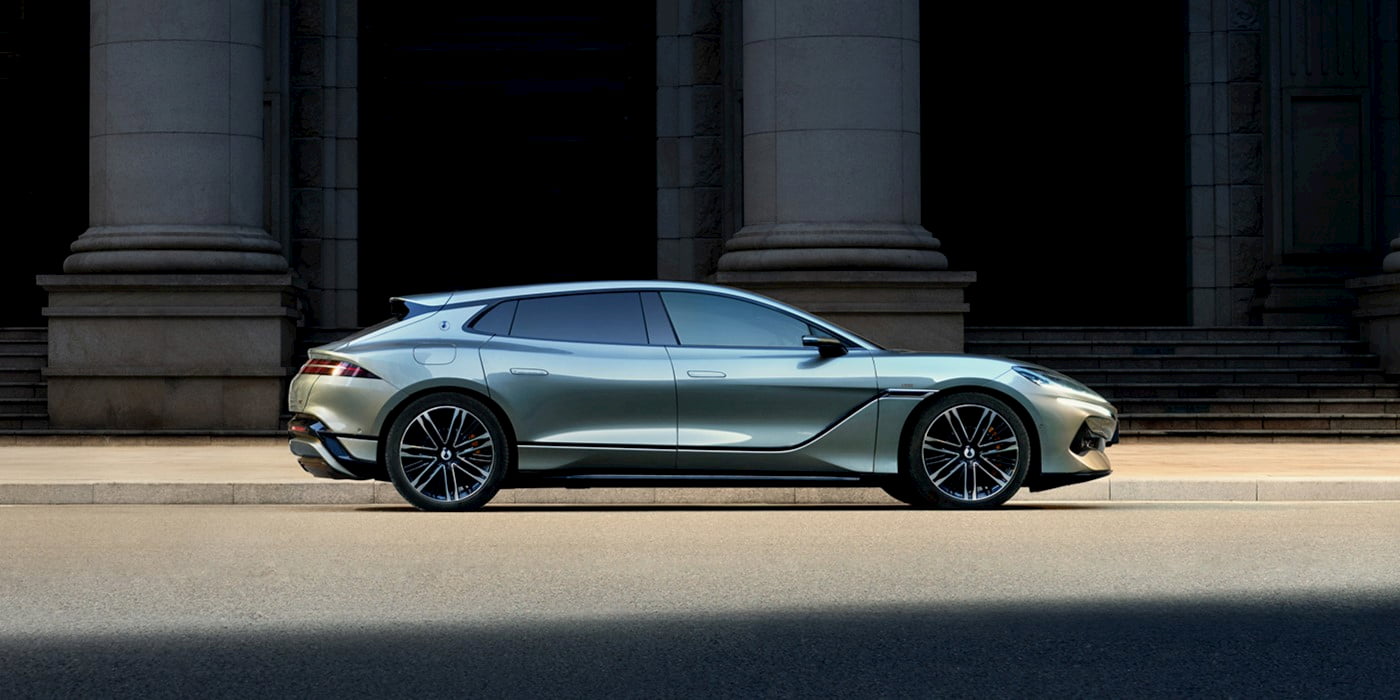 BYD chiêu mộ "James Bond" Daniel Craig làm đại sứ cho siêu xe điện Denza Z9 GT — tầm vận hành 800 km, sạc 5 phút