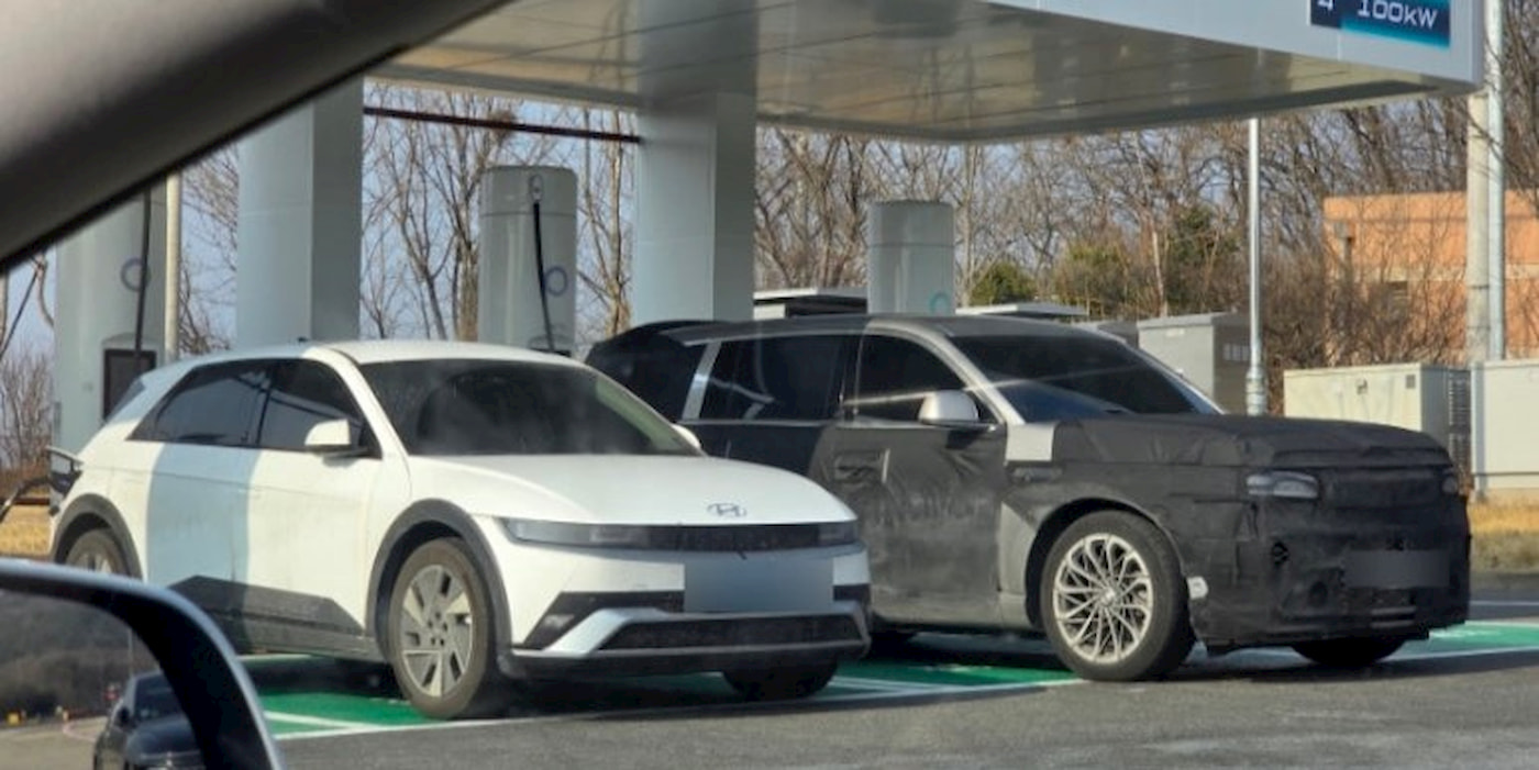 Genesis GV90 lộ diện khổng lồ khi sạc cạnh Hyundai IONIQ 5 — SUV điện flagship sắp ra mắt