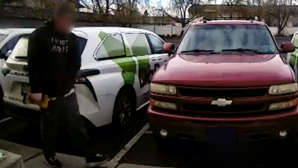 Trộm xăng kiểu mới tại Mỹ — khoan thủng bình nhiên liệu, lấy 600.000 đồng xăng nhưng gây thiệt hại 75 triệu đồng sửa xe