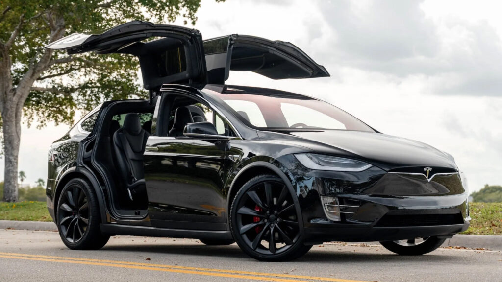 Tesla Model X cũ giá chỉ khoảng 900 triệu VND nhưng vẫn tăng tốc 0-100 km/h trong 2,9 giây — liệu có đáng mua?