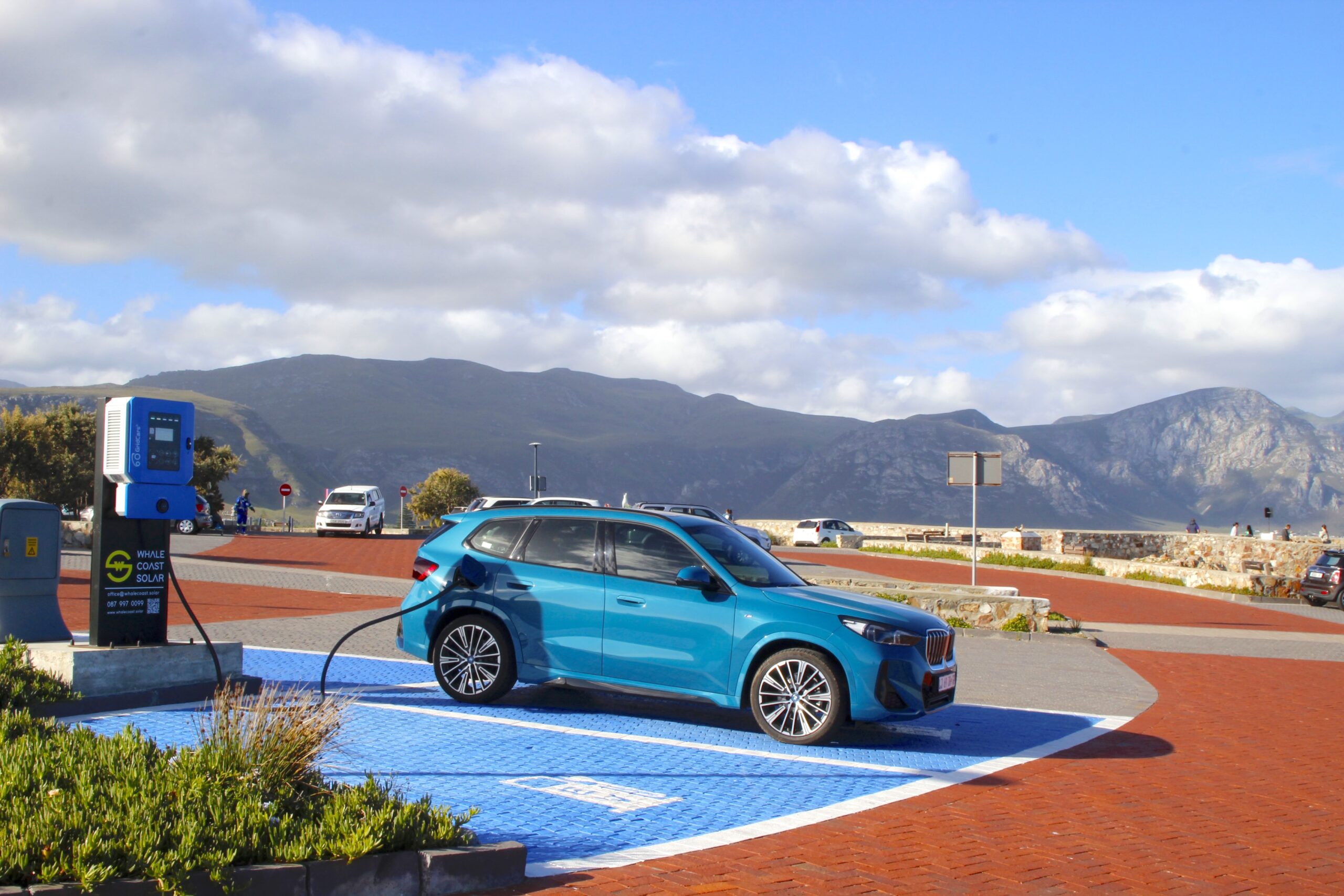 BMW tích hợp dữ liệu sạc xe điện từ Dow Jones Energy — gần 2 triệu đầu sạc trên 80 quốc gia hiển thị ngay trên xe