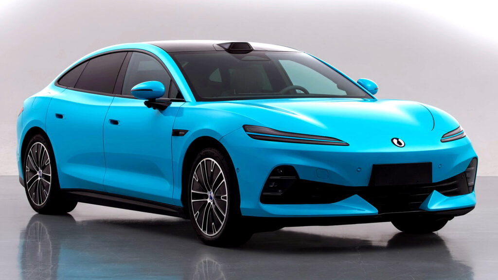 Denza Z9 sedan nâng cấp giữa vòng đời — phiên bản ba mô-tơ đạt 1.328 mã lực, vượt mặt chính người tiền nhiệm