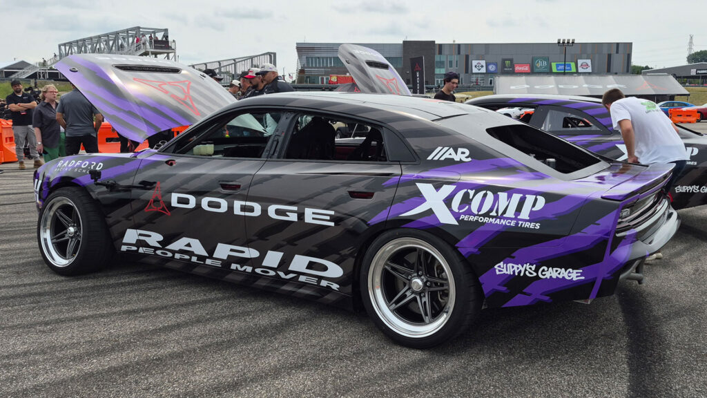 Dodge Charger lần đầu được trang bị hộp số sàn để drift — Durango ra mắt màu sơn và gói trang trí mới