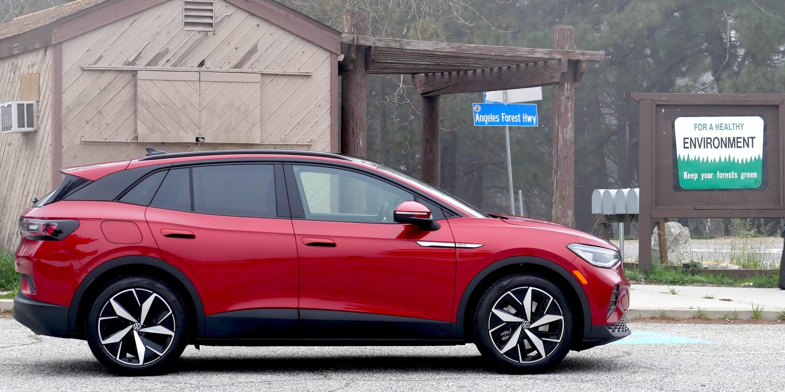 VW ngừng sản xuất SUV điện ID.4 tại Mỹ, thay bằng Atlas chạy xăng chỉ 13 lít/100km — giữa lúc giá xăng tăng vọt