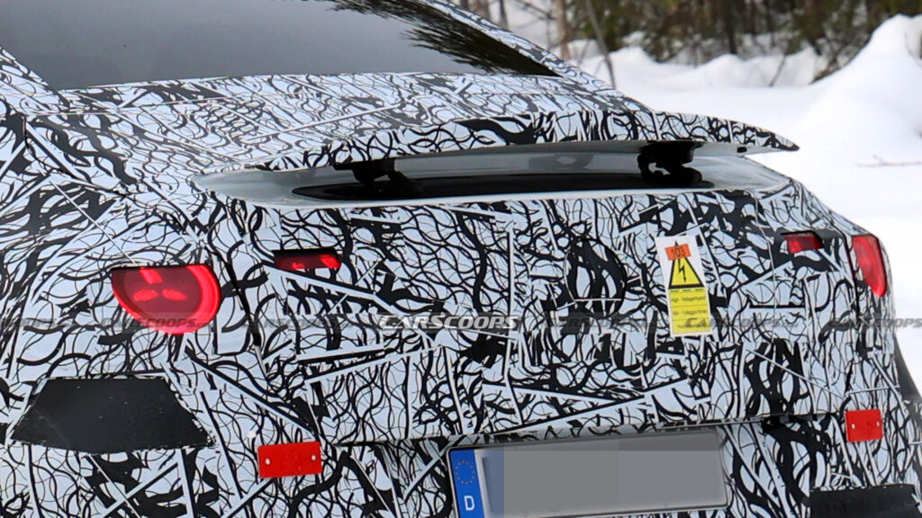 Mercedes-AMG biến C-Class thuần điện thành "quái thú" 800 mã lực với cánh gió tự động