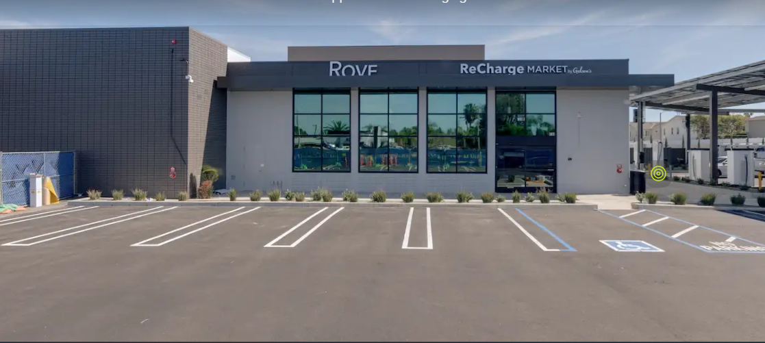 Trạm sạc xe điện kết hợp điện mặt trời tại California — 40 trụ sạc và 400 tấm pin solar cùng vận hành