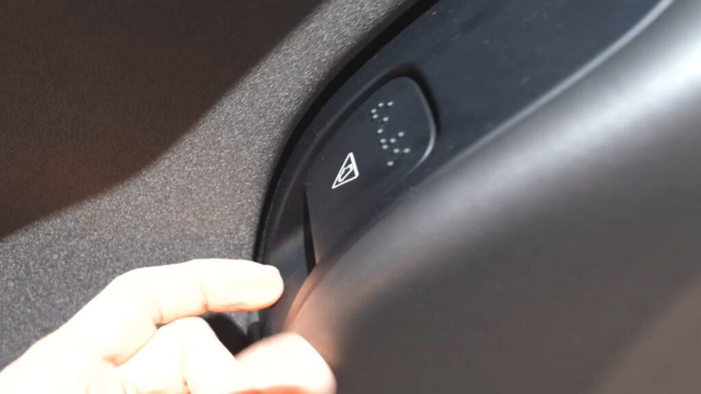 Tesla Cybercab ra mắt thiết kế tay nắm cửa nội thất kiểu mới — kết hợp cơ học và điện tử trong cùng một cơ cấu, an toàn hơn cho hành khách