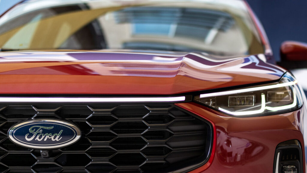 Doanh số Ford giảm gần 14% dù tung chương trình giá nhân viên cho tất cả khách hàng