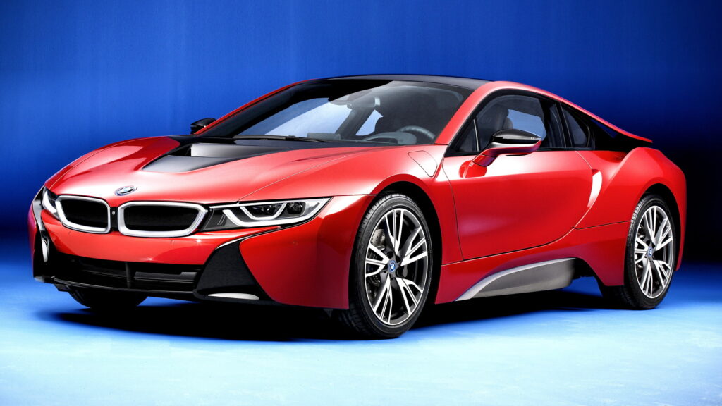 Nữ phục vụ bàn mua 10 xe trong 8 ngày — khai thu nhập 4,5 tỷ đồng/tháng để lừa vay tín dụng